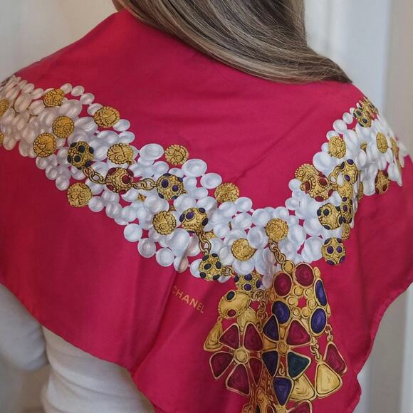 ❤️SOLD❤️ Chanel Red Jewel & Gripois Vintage Silk Scarf - Picture 2 of 3